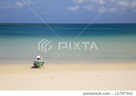 在沙灘上看書 12797302