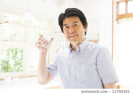 Middle-aged men drinking water Middle-aged men drinking water 12798301