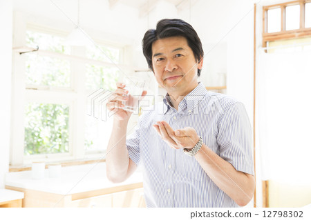 Middle-aged men who take medicine 12798302