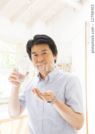 吃藥的中年男性 吃藥的中年男性 12798303