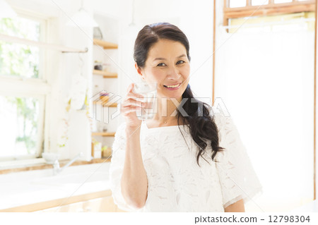 中間女人喝水 中間女人喝水 12798304