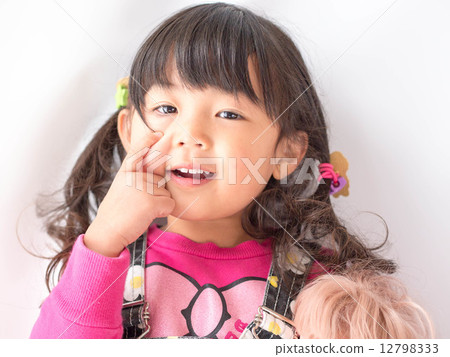 女孩抱著他們的眼睛用他們的雙手 12798333