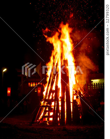 在節日燒火 在節日燒火 12799320