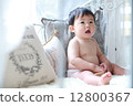 Baby's sitting 12800367