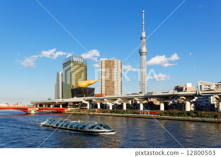 在隅田川的朝聖小船傳播藍天·Hoterona和東京天空樹 在隅田川的朝聖小船傳播藍天·Hoterona和東京天空樹 12800503
