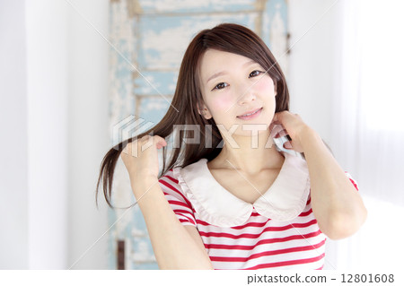 年輕女士的髮型 12801608