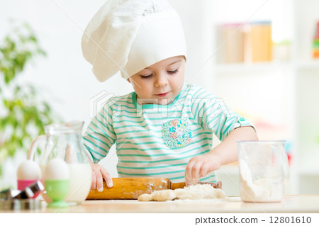 little baker kid girl in chef hat 12801610