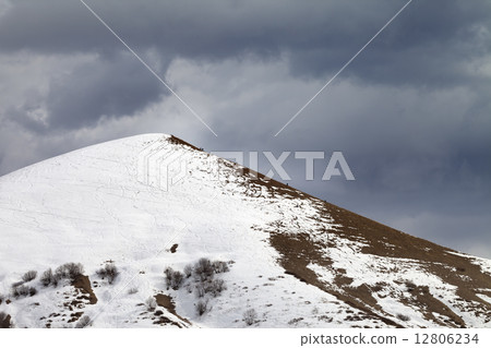 Off piste slope and overcast gray sky 12806234