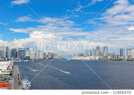 它面向東京灣和藍天從彩虹橋傳播的摩天大樓 12806970