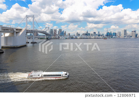 水上巴士和彩虹橋往返於東京灣，藍天蔓延開來 12806971
