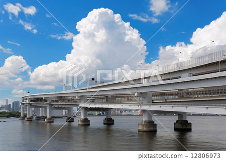 東京灣和彩虹橋與藍藍的天空傳播 12806973