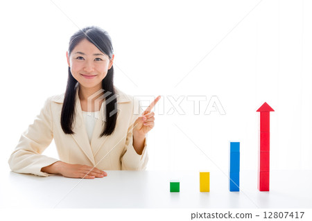 婦女在積木和西裝 12807417