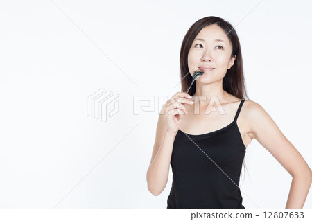 拿著叉子的婦女 12807633