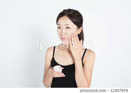 一個女人穿著奶油 12807959