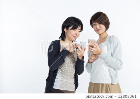 兩個女性瀏覽smaho 12808361