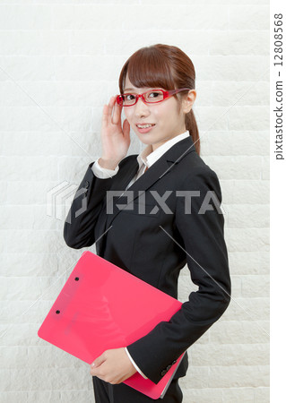 有文件的女性僱員 12808568