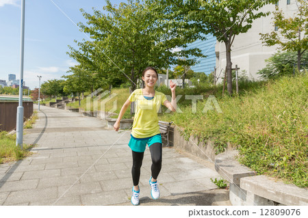 Women who play sports 12809076