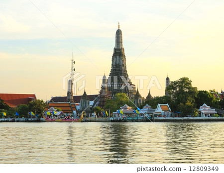 Wat Arun, the Temple of Dawn, stands on the Chao Phraya river in 12809349