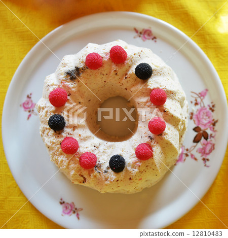 cupcake with berries 12810483