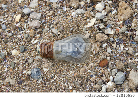 Rusty light bulb 12816656