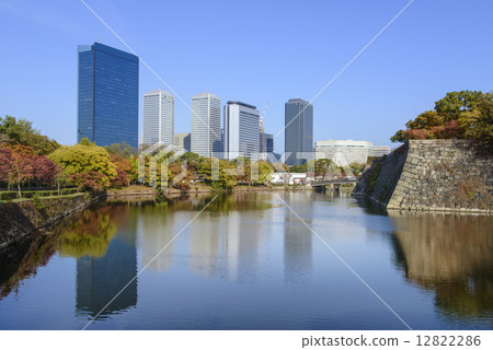 大阪城公園和大阪商業園在秋天 12822286