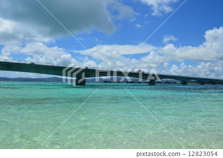 Koryu Ohashi Bridge (Kuriyurisima / Okinawa Prefecture) I looked at from Koiri beach Koryu Ohashi Bridge (Kuriyurisima / Okinawa Prefecture) I looked at from Koiri beach 12823054