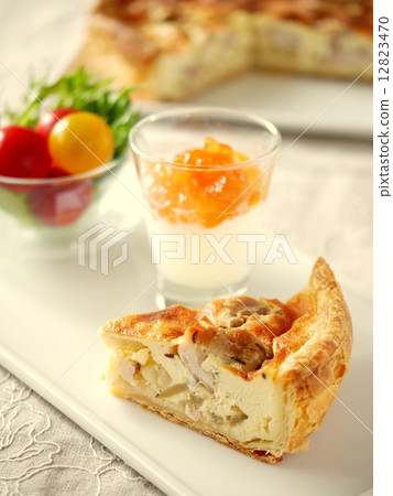 Chicken and cumin's quiche plate (cut & hall) Chicken and cumin's quiche plate (cut & hall) 12823470