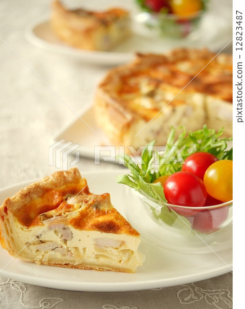 Chicken and cumin's quiche cut & hall (vertical position) Chicken and cumin's quiche cut & hall (vertical position) 12823487