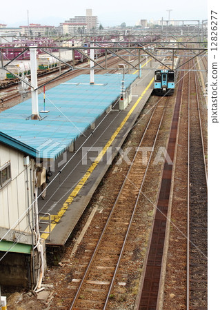 進入Higashi-Aomori駐地的藍森林火車 12826277