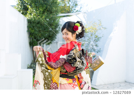 Woman in long-sleeved kimono 12827089