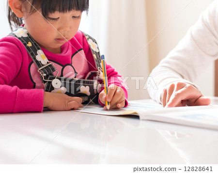 媽媽和學習的女孩 12828641