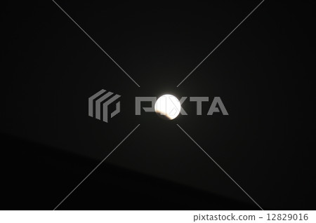 Total lunar eclipse ~ beginning of missing (Asaka city, Saitama / October 8, 2014. Photographed around 19:55) 12829016