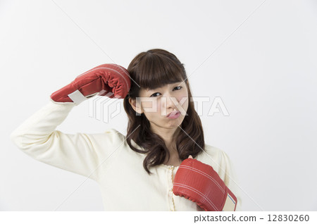 一個年輕的女人,戴著拳擊手套,打自己失敗 一個年輕的女人,戴著拳擊手套,打自己失敗 12830260