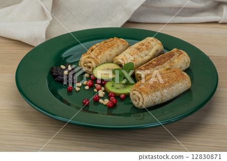 Pancakes with berries 12830871