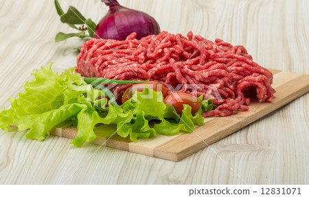 Raw minced beef 12831071