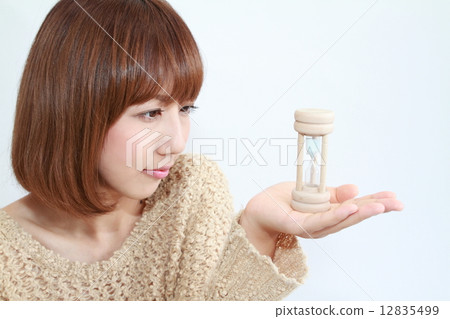中型頭髮的年輕女子 中型頭髮的年輕女子 12835499