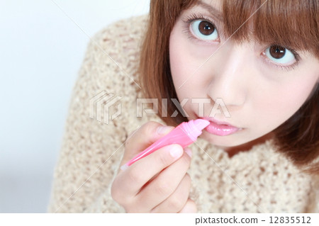 中型頭髮的年輕女子 12835512