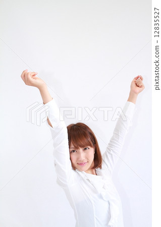 中型頭髮的年輕女子 中型頭髮的年輕女子 12835527