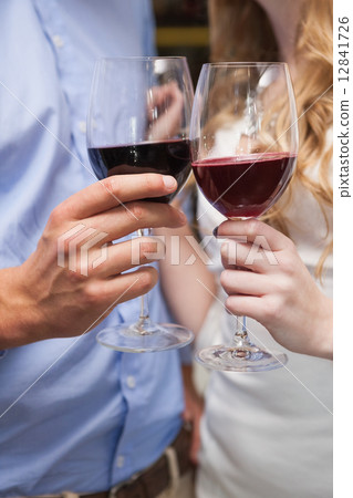 圖庫照片: close up of lovely couple enjoying red wine