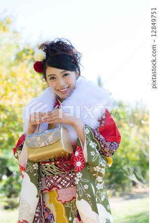 Woman in long-sleeved kimono 12849751