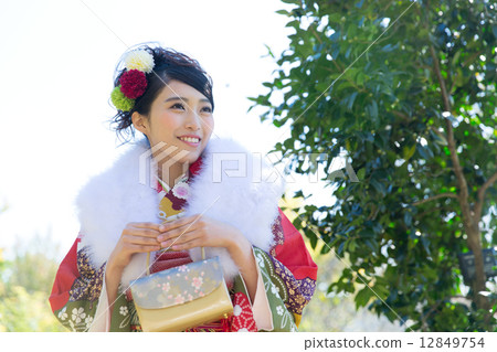 Woman in long-sleeved kimono 12849754