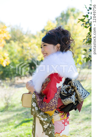 長袖和服的女人 12849756