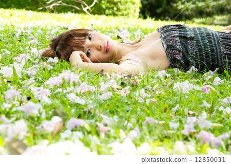 Young Lady Outdoor Young Lady Outdoor 12850031