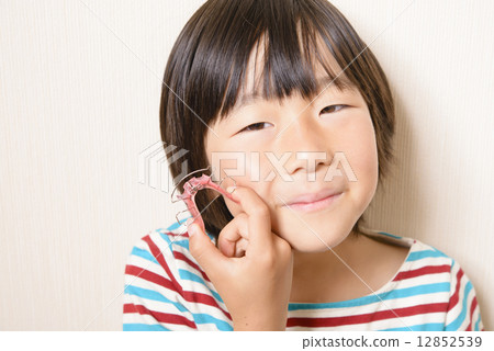 Girls who straighten teeth Girls who straighten teeth 12852539