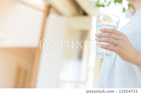 一個女人喝水 12854733