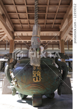 Shikoku Shrine Place No. 26 Buddhist temple "Kanjoji Temple" Censer in front of the main hall (incense incense stand) 12859312