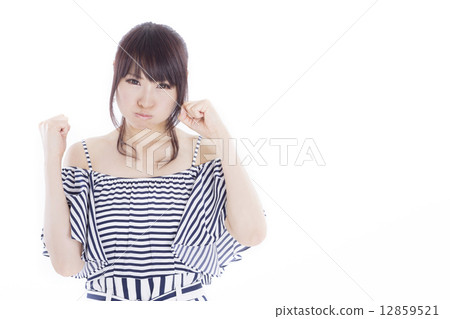 精力充沛，可愛的女孩穿著夏天的衣服 12859521