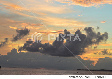 Sunset clouds in Okinawa (Okinawa Prefecture Kunigami-gun Headquarters Town) 12860095