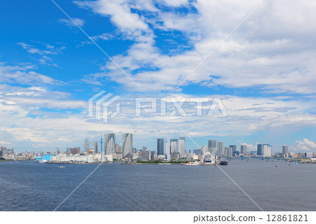 它面向東京灣和藍天從彩虹橋傳播的摩天大樓 12861821