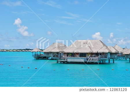 在塔希提島的水上小屋 12863120